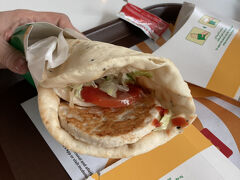 昼前にアブダビに到着。

またご飯食べ損ねそうだったので目の前のアルワダモールで昼食。
旦那さんがまだ食べた事の無かったマックアラブを頂く。

うん、そんなに美味しいものじゃないのよね。パテがチキンで淡白だし。

その話を今メキシコの娘にすると「ドバイ空港のラウンジでサンドイッチを貰ってこれば良かったのに」

その手が有ったかー｡ﾟﾟ(´□`｡)°ﾟ｡

あと、アルワダモール。
長距離バス発着駅の目の前なので、トイレを借りに立ち寄って…と思うでしょう。

入店は簡単だけど、アルワダモールから出るのはホントに迷います。4度目だけどまた出口を求めて彷徨いました。特にバスターミナル側の平面エスカレーターから入店すると出れません。なぜだか。(´･ω･`)？

トイレならバスターミナルのをお借りして、すぐにアブダビ観光地に移動した方が時間を無駄にせずに済みます。