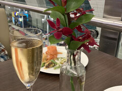 やったぁ、ドバイに到着ー！
エミレーツ航空の乗り換えで、23時間ドバイ観光を楽しみます。

到着時間朝の5時。まずはビジネスクラスの特権、ラウンジで休息。ここでもモエ・エ・シャンドン飲んじゃう。

朝早すぎてどこも営業してないからね。
いい頃合いになるまで、ラウンジで仮眠取ったり、スマホ充電したり。