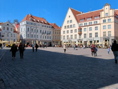 朝にも行きましたが、本当に文字通り、広い広場で
このように天気の良い昼は大いに賑わいます。