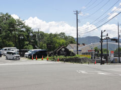 それはこちらの“萌木の村”という商業施設。
看板の脇に同じようなオブジェが置いてあったのでした。
