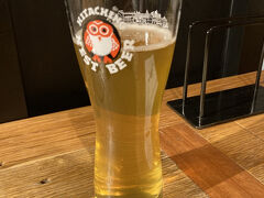 まだ時間があったので、ビール飲みたくて入店。
さっき駅弁買ったけどまぁいいか！