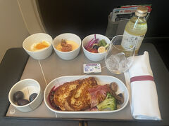 定刻より少し早く出発。

RWY32Lより離陸。

離陸後、食事へ。
メインプレート
フレンチトースト　レモン風味　ブルーベリーソース
ベーコン　マッシュルーム

アペタイザー
ロワイヤル
マリネサーモン

フレッシュサラダ
ニース風サラダ
ツナサラダ　うずらの卵　オリーブ　グリーンビーンズ　紫キャベツ
フレンチドレッシング

ヨーグルト（パッションフルーツソース）

フルーツ

東京国際空港のRWY22へ着陸し、定刻より少し早く到着。