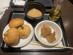 東京ドームホテルからエムケイタクシーで東京国際空港に到着。
JALプラザでJALグッズとニューヨークパーフェクトチーズで購入。
チェックインを済ませてダイヤモンド・プレミアラウンジへ。
試合中何も食事しなかったので唐揚げ、おむすび、みそ汁などで夕食を。
久しぶりにから揚げがありました。