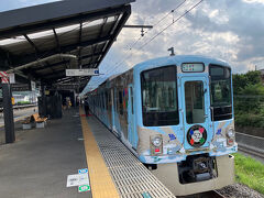 西武秩父駅に停まる52席の至福号
普通の電車ですが、観光列車らしい塗装となっています。
