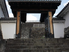 数年前に行きたいと思って行けなかった“舞鶴城公園”へ
今回は行ってみました。
