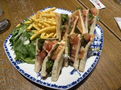 で、出発便は１時間のディレイ。
前日のうちにアナウンスがあったが、3000円/人のミールクーポンをもらえた。
と言うことで、ミールクーポンを使うべくレストランへ。

私のBLTサンド2300円。