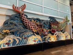 嘔吐することなく、無事にバリ・デンパサールに到着。
eVOAはなんとなく信用していないので、現地でVOA購入。
500Kプラス手数料13.5K、４人で2054Kルピアなのに20000円以上したんだが、そんなもん？
こんなところで騙したりしないだろうし、単にレートが悪いんだろうか。
eVOA、もしくはカード払いがよかったんだろうか？
レシートもないし、今更ながら納得できない。