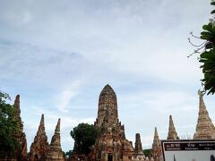 最後は、『ワット チャイワッタナーラーム』。
中央プラーンは、高さ約35メートルを誇る壮麗な仏塔で、寺院全体の中心に位置する象徴的存在です。この塔は、タイ国内でも珍しいクメール様式（アンコール・ワット型）を取り入れた建築デザインで、垂直にすっと伸びる優雅なフォルムが特徴的。

