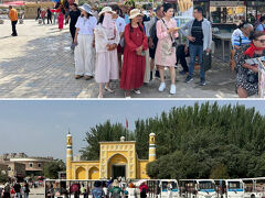 カシュガル古城は東西二つのエリアに分かれています。
カートに乗車したのは東エリアの東端の東門。西エリアとの境には大通りがあり、カートは東エリアの西端のゲートで一旦降車します。ガイドさんの誘導で道路下の地下通路を通って西エリアに向かいます。
昨日訪れたエイティガール寺院前で、指定されたカートの到着を待ちます。
陽射しが強烈なので日陰で待機し、到着したので皆さん乗り込み出発。