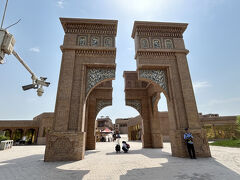 12:50　高台民居
古城の東門を出て大通りを渡った向かい側です。