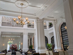 1つ前の写真で左側の方にある席に案内されました。
クラッシック音楽がかかっていて、高級な感じ。
お客さんは日本人が多かったけど、皆様綺麗な恰好してました。