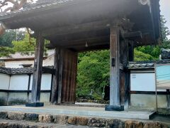 越生駅で下車し徒歩2-3分で報恩寺の山門に着きました。