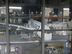 2025年8月7日木曜23：05の深夜便で飛びます！
オンラインチェックイン済だけど、セルフ預けバゲージドロップが無いので有人カウンターの列に並ぶ。
日本人だらけで混んでました。
初のフィンエアー！乗ってみたかったんです♪
でもね数年前の直行便のように９時間で着かないし、サービス簡素化したって聞いて期待はしてなかったんです。
夏だからオーロラも見えないだろうし、事前座席指定は15,000円程もしたので断念。オンラインチェックイン時の自動指定された席は３人席の真ん中・・・
一応、乗り継ぎ時間が少ないので気を遣ってくれて！？前側のほうの位置づけ席でしたよ。