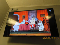 おはようございます。
日曜の朝はムーミンです。アニメが放送されてるのは日本と同じですね。
動かないベッドで久しぶりに、寝ました！
乾燥はひどいけど寝心地の良い部屋です！