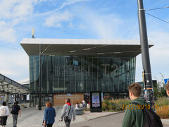 ウエストターミナルに２０分程度で到着。
トラムにはバゲージを持った日本人も乗ってました。
ターミナルの場所はチケットにGPS位置とともに記載されてるので間違えないと思います。
公式ホームページにも乗り場へのアクセス紹介がありました。
（タリン行き、ストックホルム行き、船会社によってもターミナルが違うので要注意です）
