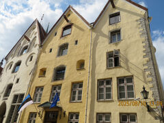 三人姉妹はホテルですってね。
ちゃんと見る場所覚えてたわけじゃなくって、他の観光客が写真撮ってて思い出しました（汗）