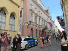 警察も待機してますが、写真右は有名なカフェのマイアスモックなので、平和な雰囲気です。
警察車両の停まってる黄色い建物は大ギルド会館
有料だったので回れ右しちゃいました。
ここまで、ずっと一本道です。