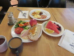 昨日も熟睡しました。
日本に居る時より眠れるかも。快適な気候で早寝早起き健康です！
朝食メニューは３日間同じじゃー！パンだけ毎日変えてみました。
(この日は朝食会場に予約席が何席もあって、混んでるし座れる場所を探す人が大勢いました）
ぶどうとすいかと、ブルーベリーヨーグルトが美味しいです。
スイカ取るのに苦戦してたら、知らないおじさんが取ってくれました（笑）
日本人観光客に日本語で話しかける調理スタッフと、エストニア人観光客がいて耳ダンボになりました。
エストニア人はヘルシンキまで日本語検定を受けに来たそうです。へぇー。