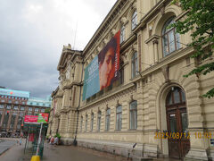 朝ごはんの時は雨が降ってたのですが、外に出たら止んでました♪
エストニア人の天気予報によると、今日は時々雷雨に注意だそうです。彼は天気予報しらしい。
私は美術館に来ました。
ネットで買うと２０ユーロ、窓口だと２２ユーロと案内が有ったので、倹約してホテルで朝ネットで買ったのにレシートだけメール添付されて、肝心のチケットがこない・・・