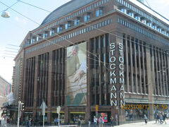 ストックマンの入り口にムーミンが居ますよ
紙袋もムーミンでしたよ
皆が持ってるんですけどー、私買うもの無いー