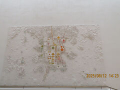 ヘルシンキ市庁舎で見られる「ブリュック作品」と地球の歩き方に載ってたので来ました。
これでいいの？誰もいないけど？
ブリュックさんを私は知らないのですけど・・・