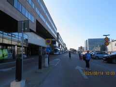 ホテル脇は、昨日さまよったバス停・・・
角を曲がればホテルだったのに！！