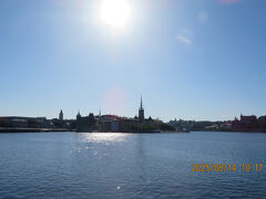 タワーツアーの当日券が有るかもと思ってチケット売り場を探して市庁舎を抜けてきてしまいました。
ガムラスタンが逆光で眩しい！