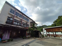 本日のお宿はここ。宿の前に足湯。
（駐車場はこちら側ではなく裏、すずらん通りの細道を進んだ先）

「湯元庄屋　和泉屋旅館」