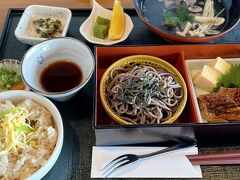 蕎麦、シジミ飯、シジミ汁、鰻のセットですが、シジミが大粒じゃない…
大粒のシジミは別メニューで提供されるみたい（残念）