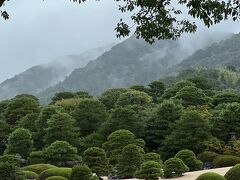 雨に煙る遠くの山々を借景に…
都会では実現できない庭園ですね。