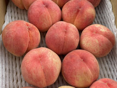 美味しそうなブルーベリーとモモがあったので、これも購入

モモは小ぶりで規格外のため、めちゃ安！
1箱で1,100円
この桃、めっちゃ甘かった~♪