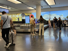 ウィーン国際空港到着。
しかし、荷物が全然出てこなくて、どっかよそのレーンで回ってるのかしらと心配になってきたくらい。
写真には写ってないですが、たくさんの人が長いこと待ってました。
プライオリティタグのついていた私たちのは比較的早く出てきた方。

荷物が出てくるのを待っている間に、Klookで購入したeSIMをオンにしたらすぐ繋がりました！

ヨーロッパ周遊　3GB 15日間有効でなんと419円なり！！（初回15%割引クーポンも利用w）
このeSIM、普段日本で私が使っているIIjmioと比べても格段に安いです。
（ちなみに私が使っているIIjmioは通話料を除いたら月2GBで900円足らず。）
あまりにも安すぎて本当に繋がるのかしら？と多少不安でしたが全く問題なし！
eSIMの購入、アクティベートもスムーズでしたし、Klookのアプリから残量も確認できます。
Klookでは、100円キャンペーンもやっていてヨーロッパ周遊なら1日１GB×5日ののパッケージならなんと100円！。これを二つ買って一つ目を使い切ったら次に切り替えるっていうことでもいいかな、とは思ったんですけどね。まあ419円でも十分安いですから。

さて、荷物を受け取ったあとは市内へ移動です。