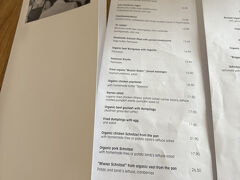 この日のお昼は「アマリングバイスル」というお店を予約してました。
シェーンブルン宮殿からはU4とバスを乗り継いて到着。

なんか人気のお店とからしいので、12時オープンのところ12時に予約していったのですが、店内は結構ガラガラ。テラス席は若干お客さんいたようでしたが。
夜の方が混み合うのかしら？