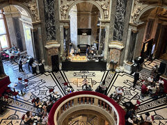 これが世界一美しいカフェといわれるカフェKHM。建物の中心にありました。
入り口には行列。私たちは上から眺めるだけで満足です。