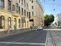 バスを降りてホテルに向かいます。
白いタクシーの向こうに赤いのぼりが出てるのがサヴォイエン。