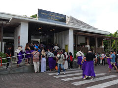 ここが入場口です。

入場口の前で腰に巻いている紫色の布は「サロン（腰巻）」です。
バリでは主要な寺院に入場する場合は着用が必要です。