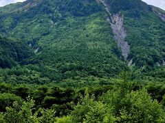 焼岳は2455メートルの活火山。