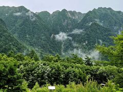 喫茶室からは、六百山が見られます、
ちょうど良い雨宿りが出来ました。