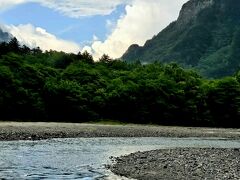 少し空が、美しい梓川に
青色をおとす。