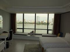 チェックイン可能な時間になったので、ホテルへ。こちらはジュニア・スイートで12,000円位。まぁ～、広い。