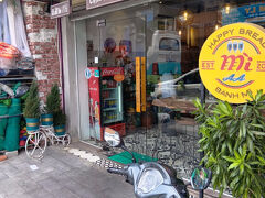 昼食は、ホテルから直ぐの場所にある「Bánh mì Happy Bread Mì AA」へ。ダナンの人気店。