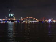 ドラゴンの口から炎を吹き出すのは対岸側。こちらからは遠目に見えるだけで、10分程度で終了。