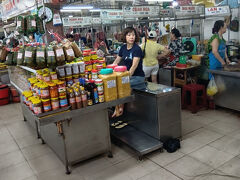 朝食後、ホテルから直ぐのハン市場をプラプラ。