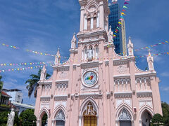 昼間のダナン大聖堂。この時間になると晴れて、暑い。