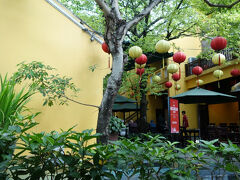 ダナンでの最後の食事は、遅めの昼食として観光客ご用達の「マダム・ラン」へ。2時頃でも、そこそこ人の入り。