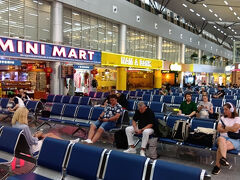 プライオリティーパスで入れるラウンジがあったが、同伴者は不可と言われ、仕方なく搭乗口近くの椅子で2時間位待つ羽目に。
結局、フライトは1時間半遅れの19時半に離陸。これ以上遅れたら焦ったが、これでハノイでの乗り継ぎが間に合う。因みにベトジェットは同じハノイ行の便でも定刻運行もあったし、6時間遅れの便もあり、こればかりは運としか言いようがない。