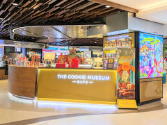 食後はラッフルズシティというショッピングモールに移動。
ガイドブックに載ってたお店でクッキーを買おうかなと思ってたんだけど、店員さんがカウンターの向こうではなくこちら側に2人もいてさ。
意気揚々と味見を次々勧めてくるので、押しに弱い人間は買わざるを得ない（笑）。
缶が大きくて荷物になるからやめようと思ってたのにー。