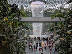 出発ターミナルではなく、まずはJewelに行きました。
滝すごいなぁ。
モールも結構広くて、全部は回りませんでした。