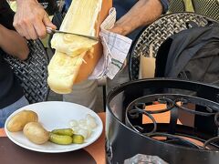 お目当てのラクレット！
目の前でサーブしてくれる店はツェルマットには多くはないとのことです。

味はまあ、美味しいチーズにポテトかな。