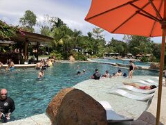 grabを呼んでウォーターボムへ向かい、チケットは車の中でklookから購入。運転手さんが、まだチケットを買ってないならお手伝いするよと言ってくれて、場外のチケット売り場に連れて行ってくれた。スマホで買ったよーと言うと、スマホから買えるんだ！と知らなかったみたい。運転手さん、インセンティブが入らなかったね、ごめんね。

この運転手さんはナルトが好きだった。日本のアニメは人気ですね。

そうそう、初めてgrabを登録すると10円請求された。1000円だと勘違いして、偽アプリだ！と慌ててしまったけど、これ、カードが使えるかの確認なんですね。